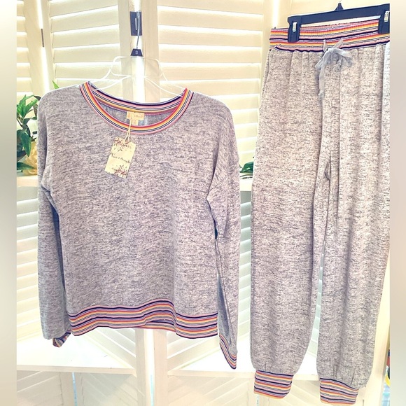 HEM & THREADS NEW SUPER SOFT GRAY SWEATSHIRT & JOGGERS W STRIPE ACCENT SM 1262 - Picture 1 of 9